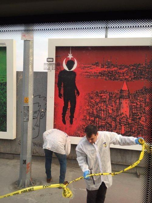 <p>Kimliği henüz belirlenemeyen kişi, cadde üzerinde, İstanbul'un simgelerinin olduğu reklam panosundaki siyah renkli erkek figürü üstüne, “ay yıldız"ın ayını boğazına geçirmiş şekildeki çıkartmayı yapıştırdı. </p>
