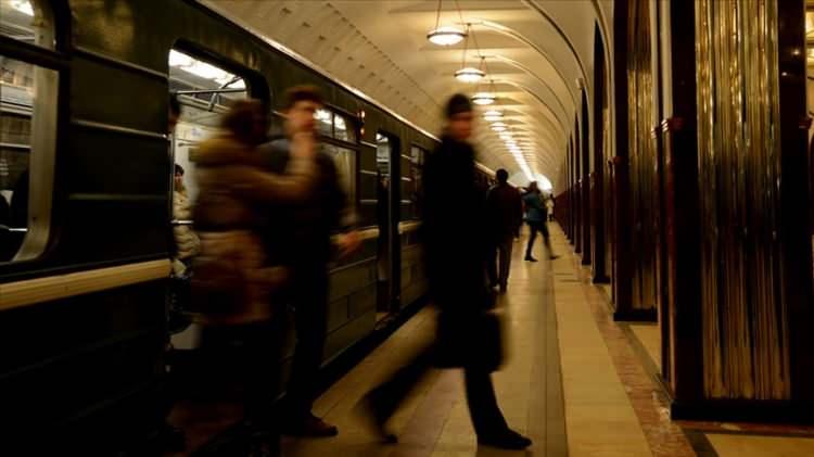 <p>LÜBNAN</p>
<p> </p>
<p>Çin'in Wuhan kentinde ortaya çıkan ve dünyaya hızla yayılan korona virüsü Lübnan'a da sıçradı. Lübnan Sağlık Bakanı Hamad Hassan, ülkedeki ilk korona virüsünün bir kadında tespit edildiğini duyurdu. Kadının Beyrut'ta bulunan Refik Hariri Hastanesine kaldırıldığı ifade edildi.</p>
<p> </p>