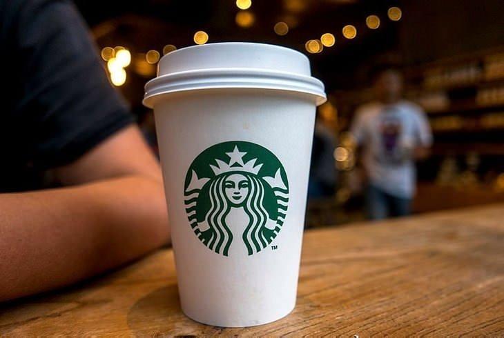 <p><strong>STARBUCKS</strong></p>
<p>Kahve zinciri Starbucks, korona virüs salgını nedeniyle Çin'de 2 binden fazla şubesini bir süreliğine kapatma ve açık olan şubelerde açılış-kapanış saatlerini yeniden düzenleme kararı almıştı.</p>
<p>Starbucks'ın ABD dışındaki en büyük pazarı olan Çin'de 4300 kahve dükkanı bulunuyor. Çin'de yaptığı satışlar Starbucks'ın global cirosunun yüzde 10'unu oluşturuyor.</p>
