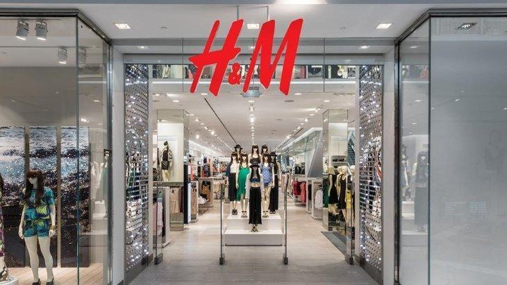 <p><strong>H&M</strong><br />
H&M Çin'de bulunan 520 mağazasından 334'ünü koronavirüs salgını nedeniyle geçici olarak kapattığını duyurmuştu.</p>