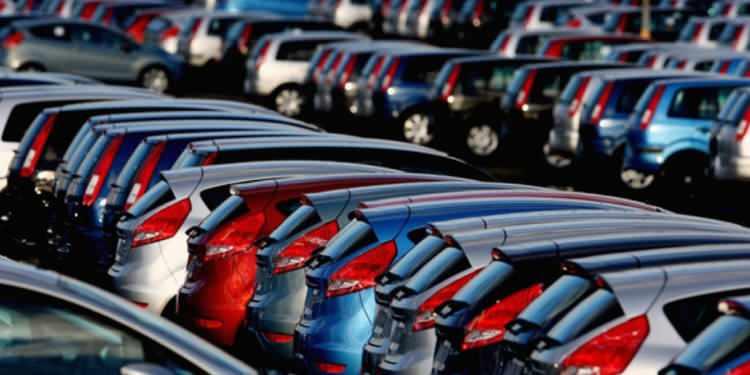 <p>Ağır, 2019'un son çeyreğinde bayilerdeki stokların tamamen bittiğini hatta taleplere yetişilemediğini anlatarak, şöyle konuştu:</p>

<p>"Sıfır otomobillere olan talep 2020'nin ilk iki ayında da devam ediyor. Şu an banttan inmeden aracı satıyoruz. Çok yüksek bir talep var. Özellikle yerli üretim olan Honda markasında teslimat için nisan ayına gün veriyoruz. Diğer markalarda da benzer durum var. Bu durum bizi sevindiriyor. 970 yetkili satıcının yaşaması için faizlerin düşüşü can suyu oldu. Müşterilerimizi sıraya yazıyoruz. Ciddi bir sıra yazma durumu var. Yetkili satıcılardan fabrikalara yoğun bir talep var ama üretim planlamasının değişmesi çok kısa vadede olmuyor. Fabrikalar da ellerinden geldiğince üretimlerini öne çekiyorlar ancak bu da yeterli gelmiyor."</p>
