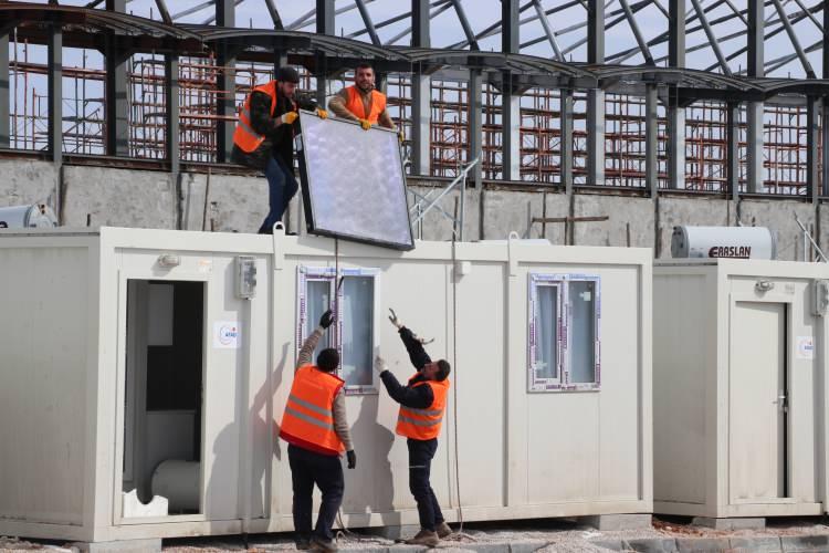 <p>Kızılay başta olmak üzere AFAD ve sivil toplum kuruluşları ile birlikte dağıtılan kumanya sayısı Elazığ'da 181 bin 364, Malatya'da ise 60 bin 604 olup dağıtımlar devam ediyor.</p>
