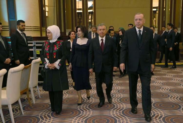 <p>Türkiye Cumhurbaşkanı Recep Tayyip Erdoğan ve eşi Emine Erdoğan (solda), Cumhurbaşkanlığı Külliyesi'nde Millet Kütüphanesi Açılış Töreni'ne katıldı. Programa Özbekistan Cumhurbaşkanı Şevket Mirziyoyev ve eşi Ziroat Mirziyoyeva da katıldı.</p>

<p> </p>
