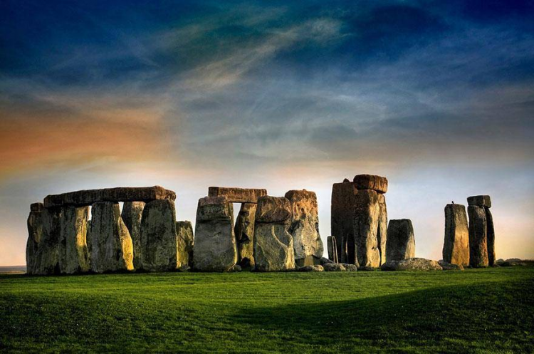 <p>İngiltere'nin Amesbury bölgesinde bulunan Stonehenge, turistler tarafından sıklıkla ziyaret ediliyor.</p>
