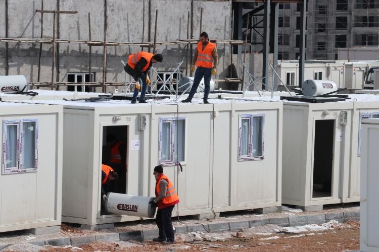 <p>Malatya'da 25 Ocak'tan itibaren Doğanyol, Pütürge, Battalgazi ve Kale ilçelerinde sıcak yemek dağıtımı yapıldı. Bu kapsamda Pütürge ve Doğanyol ilçelerinde 3 öğün toplam 6 bin kişilik sıcak yemek hizmeti veriliyor.</p>