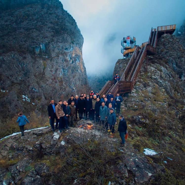 <p>Bölgedeki kanyonların da önem taşıdığına işaret eden Başyiğit, "Valla Kanyonu'nun yer yer bin 200 metreye ulaşan derinliği var. Uzunluğu 12 kilometre. </p>
