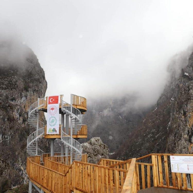 <p>Pınarbaşı Belediye Başkanı Şenol Yaşar da ilçenin doğa turizmi açısından kendini göstermeye başladığını belirterek, "İlçemizde Ilgarini Mağarası, Ilıca Şelalesi, Horma Kanyonu ve dünyanın ikinci en derin kanyonu olan Valla Kanyonu bulunuyor. </p>
