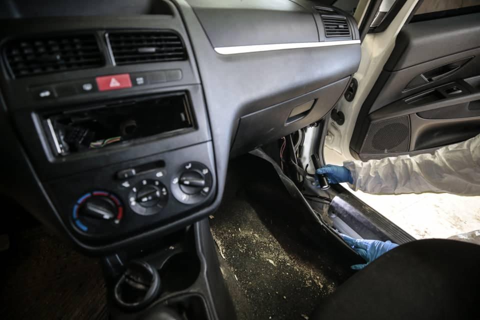 <p>İz İnceleme Uzmanı Ören, kriminal polis laboratuvarlarının motor ve şasi numarası inceleme ve araç kimliklendirme çalışmalarında "otorite" durumunda olduğunu kaydetti.</p>
<p> </p>