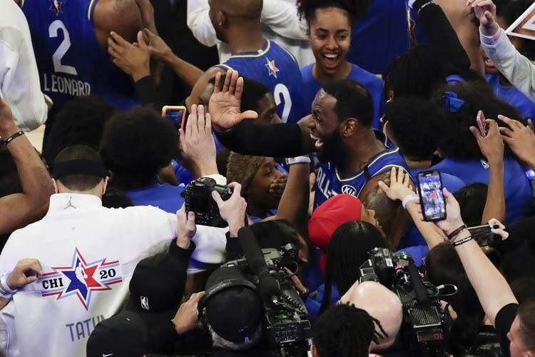 <p>Süre sınırının olmadığı son çeyrekte 157 sayıya ilk ulaşan, LeBron James'in takımı maçtan galip ayrıldı.</p>

<p> </p>
