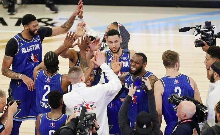 <p>LeBron James 23 sayı, 5 ribaund, 6 asist, 1 top çalma ve 2 blokla oynarken, James'in takımında diğer öne çıkan isimler, benchten gelerek 23 sayı ve 6 asistle oynayan Chris Paul, 20 sayı ve 9 ribaud ile maçı tamamlayan Anthony Davis oldu.</p>

<p> </p>
