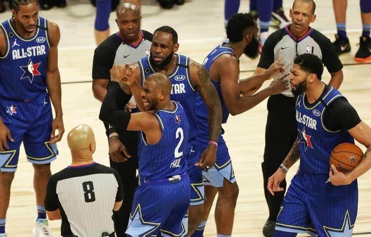 <p>Maçta daha önce bir All Star'da görmeye alışık olmadığımız sahnelerde yaşandı. Karşılaşma 152-152 eşitlikle devam ederken, bir pozisyonda LeBron'ın takımının oyuncuları uzun süre hakeme itirazda bulundu. Hakeme bu tür bir itiraz da ilk kez bir bu All Star maçında yaşanmış oldu.</p>
<p> </p>