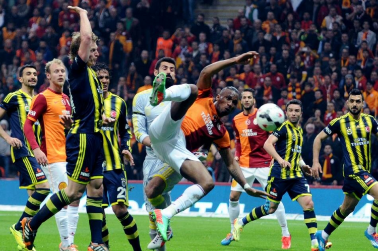 <p><span style="color:#FFD700"><strong>DROGBA'NIN VEDASI, SNEIJDER'İN GOLÜ</strong></span></p>
<p>05.04.2014</p>
<p>Fenerbahçe, kazansaydı %90 şampiyon olacaktı ve daha sonra da oldu ama Galatasaray da taraftarları önündeki derbiyi Sneijder'in golüyle kazanarak sevenlerini mutlu etti. Didier Drogba ise bu maçla Galatasaray formasına bir anlamda veda etti.</p>