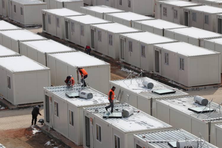 <p>Malatya'daki çalışmada 305 yıkık, 3 bin 322 ağır, 501 orta hasarlı bina tespit edildi. 286 binanın acil yıktırılması gerektiği belirlenirken 166 binanın yıkımı yapıldı.</p>