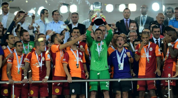 <p><span style="color:#FFD700"><strong>DROGBA, KUPAYI GALATASARAY'A GETİRDİ</strong></span></p>
<p>11.08.2013</p>
<p>İki takımın ikinci kez karşı karşıya geldiği Süper Kupa maçı Kayseri'de oynanmış ve uzatmalara giden maçı Galatasaray Didier Drogba'nın golüyle kazanmıştı.</p>
