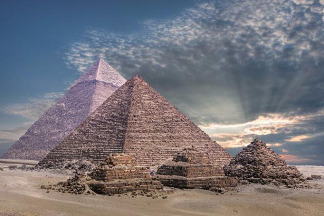 <p>Mısır'ın Kahire bölgesinde bulunan Piramitler sonsuz bir çölün ortasında gibi görünüyor. Ama sadece fotoğraflarda.</p>
