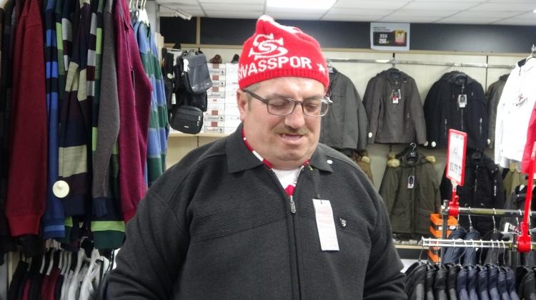 <p><strong>Zabaha kadar dedi hayatı değişti</strong></p>

<p>&nbsp;</p>

<p>Sivassporun fanatik taraftarlarından Ahmet Yaşin&rsquo;in Sivasspor, Beşiktaş ma&ccedil;ı sonrası galibiyet kutlamaları sırasında &ldquo;zabaha kadar burdayık&rdquo; s&ouml;zleri ile hayatı değişti.</p>
