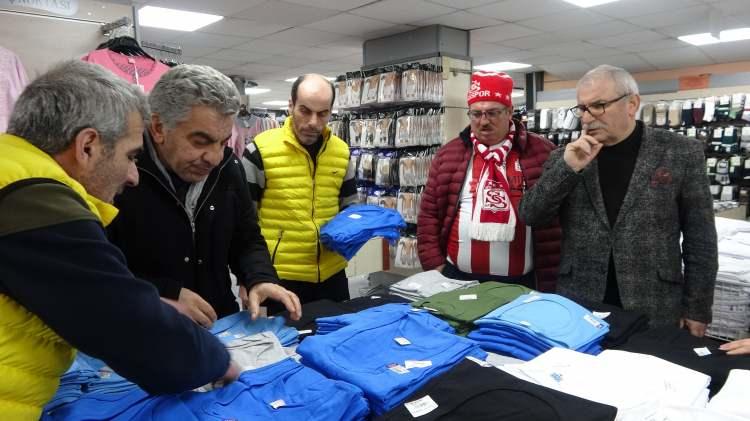 <p>Yaşadığı ekonomik sorunlardan dolayı bir&ccedil;ok sıkıntı yaşayan, eşi ve &ccedil;ocukları tarafından terk edilen Sivassporun fanatik taraftarlarından Ahmet Yaşin&rsquo;in hayatında &ouml;nemli değişiklikler oldu. Sivasspor&rsquo;un deplasmanda oynadığı Beşiktaş ma&ccedil;ından galip ayrılmasının ardından Sivas&rsquo;da d&uuml;zenlenen kutlamalar sırasında s&ouml;ylediği &ldquo;zabaha kadar buradayık&rdquo; s&ouml;zleri ile hayatı değişti. Yaşin&rsquo;in cep telefonu ile &ccedil;ekilen g&ouml;r&uuml;nt&uuml;leri internette izlenme ve paylaşım rekorları kırdı. Sivaslılar, bir anda internet fenomeni olan Yaşin&rsquo;i bağrına bastı.</p>

<p>&nbsp;</p>
