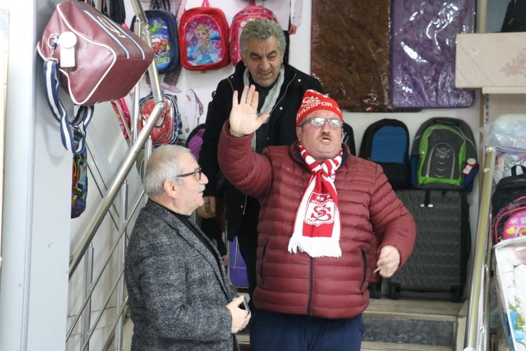 <p><strong>Diş tedavisi g&ouml;recek</strong><br />
<br />
Sivasspor As Başkanı Erdoğan Bozatlı, diş sağlığı ile ilgili problemleri bulunan Yaşin&rsquo;in tedavisini &uuml;stlendi. &ldquo;Bir Elde Sen Uzat&rdquo; derneği g&ouml;n&uuml;ll&uuml;lerinden Sivas Belediyesi eski başkan yardımcısı Ahmet &Ouml;zaydın ve Spor Yazası Abdullah Yiğit, Yaşir&rsquo;i bir giysi mağazasına g&ouml;t&uuml;r&uuml;p t&uuml;m giysi ihtiya&ccedil;larının giderilmesinde aracı oldu. Bu sırada bir&ccedil;ok m&uuml;şteri internet fenomeni ile fotoğraf &ccedil;ektirmek istedi.</p>
