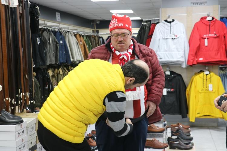 <p><strong>Ailesi ile buluşturulacak</strong><br />
<br />
Sivas&rsquo;ta simit satarak ge&ccedil;imini sağlayan Yaşin&rsquo;in ailesinin, yaşadığı ekonomik sorunlar y&uuml;z&uuml;nden evini terk ettiği &ouml;ğrenildi. Sivasspor As Başkanı Erdoğan Bozatlı&rsquo;nın Yaşin ailesini tekrar bir arada toplamak i&ccedil;in &ccedil;alışma başlattığı, &ouml;n&uuml;m&uuml;zdeki g&uuml;nlerde fanatik fenomen ile eşi ve &ccedil;ocuklarını bir araya getireceği &ouml;ğrenildi.</p>
