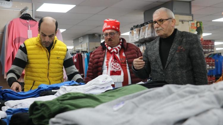 <p><strong>T&uuml;rk&uuml;s&uuml; yapıldı</strong><br />
<br />
&ldquo;Zabaha kadar buradayık&rdquo; s&ouml;zleri ile fenomen olan Sivasspor taraftarı i&ccedil;in birde t&uuml;rk&uuml; yazıldı. Sivas&rsquo;ın Altınyayla il&ccedil;esi Vali Aydın G&uuml;&ccedil;l&uuml; ilk&ouml;ğetim okulu m&uuml;d&uuml;r&uuml; &Ouml;zgişi&rsquo;nin s&ouml;zlerini yazdığı t&uuml;rk&uuml;y&uuml; K&uuml;lt&uuml;r Bakanlığı Halk Ozanı Saddam Yafes Mahlaslı ve Adem &Ouml;zbudak seslendirdi.</p>
