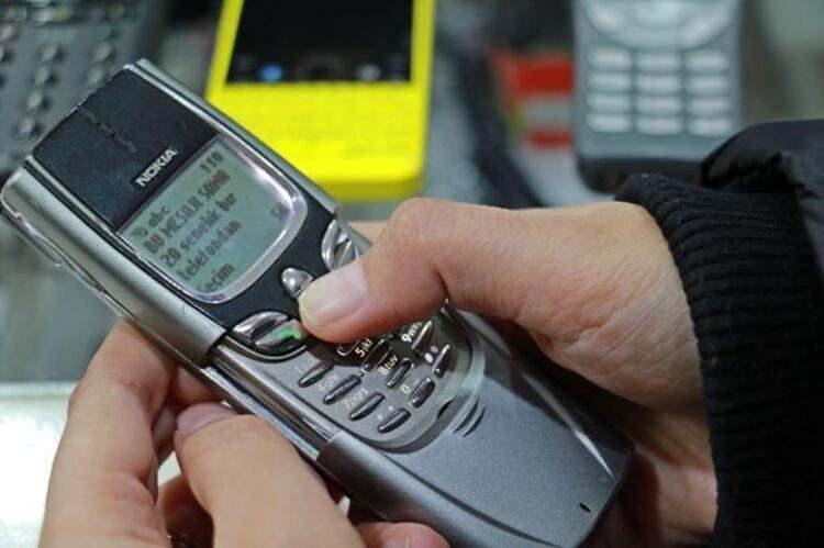<p>'ESKİ CEP TELEFONLARI KOLEKSİYONDA VAR' </p>
<p>Koleksiyonda tüm markalara ait cep telefonunun olduğunu ifade eden Alparslan, "Dünyada kullanılan ilk cep telefonu, Türkiye’de kullanılan ilk cep telefonu, dünyanın en ağır cep telefonu ve ilk dokunmatik cep telefonu koleksiyonda mevcut.</p>