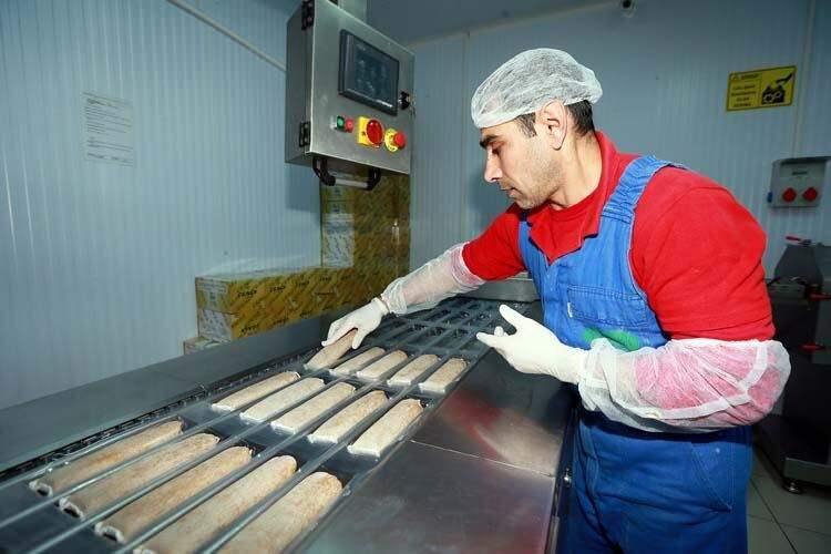 <p>Bez sucuğun diğer sucuklardan ayıran özelliği yüzde yüz dana eti olması, sağlığa zararlı kimyasal maddelerin kullanılmaması ve ısıl işlem görmeden, kurutma yöntemiyle satışa çıkmasıdır.</p>

<ul>
</ul>
