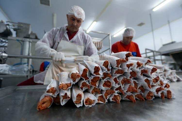 <p>Tabi bu yöntemlerle geleneksel olduğu için tat ve aroma daha fazla ortaya çıkıyor. Tokat merkez ve ilçelerinde sıcak satışımız var. Birçok kurumsal firmada da ürünlerimiz mevcut. Ayrıca online satış da yapıyoruz. Ürünlerimizi aynı gün içerisinde isteyene kargo ile de gönderiyoruz" diye konuştu.</p>
<ul>
</ul>