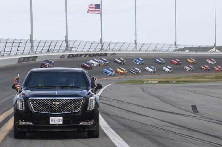 <p>İşte Donald Trump'ın eşi Melania Trump ile katıldığı Daytona 500'ün açılış töreninden diğer fotoğraflar...</p>

<ul>
</ul>
