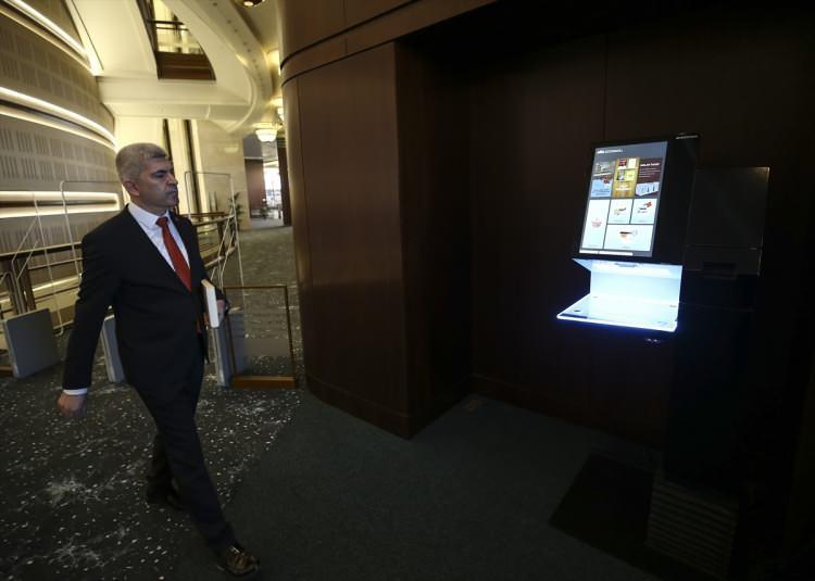 <div>MİLLET KÜTÜPHANESİ'NE NASIL GİRİLECEK?</div>

<div> </div>

<div>Kütüphaneyi kullanmak isteyen Türkiye Cumhuriyeti vatandaşları, e-Devlet üzerinden üye olabilecek, yeni kimlik kartlarıyla giriş yapabilecek. Eski kimlik sahipleri ise kütüphaneye, kapıda alacakları geçici kart ile girebilecek. Yabancı uyruklular ise pasaportları karşılığında verilecek geçici giriş kartlarıyla kütüphane hizmetlerinden faydalanabilecek.</div>
