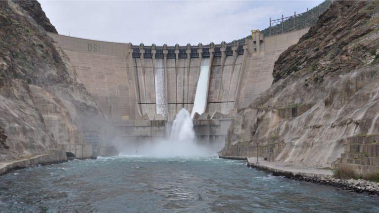 <p>1992`de tamamlanarak elektrik enerjisi üretmeye başlayan Atatürk Barajı, kurulduğundan bu yana yaklaşık 184 milyar kilovatsaat, 1987 yılında hizmete açılan Karakaya ise bugüne kadar 219 milyar kilovatsaat elektrik üretimi gerçekleştirdi.</p>