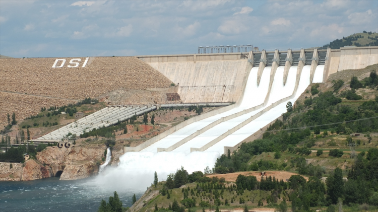 <p>3 Baraj bugüne kadar 670 milyar kilovatsaat enerji üretti</p>
<p>Böylece Türkiye`nin 3 büyük barajı bugüne kadar yaklaşık 670 milyar kilovatsaat enerji üretti.</p>