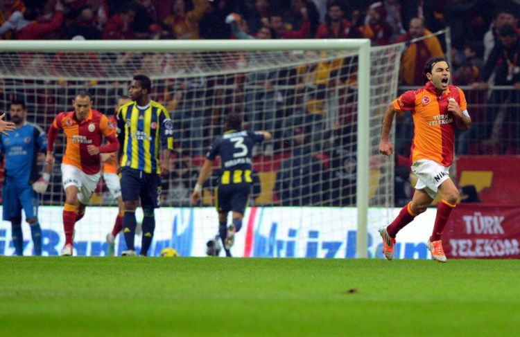<p><span style="color:#FFD700"><strong>DERBİYE SELÇUK İNAN VE FRİKİK DAMGASI</strong></span></p>
<p>16.12.2012</p>
<p>Türk Telekom Arena'da oynanan bu derbi Galatasaray'ın üstünlüğü ile sona ermişti. Bekir'in kendi kalesine attığı golün ardından Selçuk İnan'ın frikiği Galatasaray'a üç puanı getirmişti.</p>