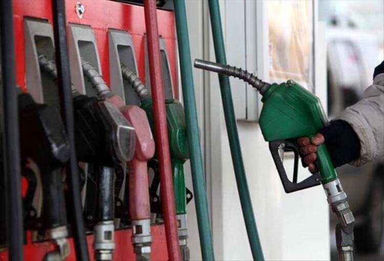 <p>9- Kuveyt </p>
<p>Petrol Üretimi: 2.753.000 bbl<br />
<br />
Yağ Tüketimi: 345.000 bbl<br />
<br />
Kanıtlanmış Petrol Rezervleri: 101.500.000.000 bbl</p>