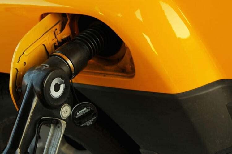 <p>17- Katar</p>
<p>Petrol Üretimi: 1.500.000 bbl<br />
<br />
Yağ Tüketimi: 190.000 bbl<br />
<br />
Kanıtlanmış Petrol Rezervleri: 25.240.000.000 bbl</p>