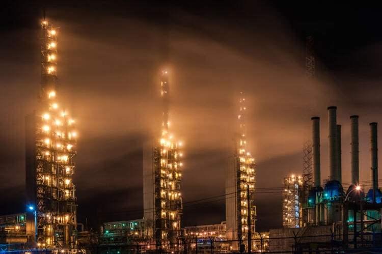 <p>23- Endonezya</p>
<p>Petrol Üretimi: 801.700 bbl<br />
<br />
Yağ Tüketimi: 1.630.000 bbl<br />
<br />
Kanıtlanmış Petrol Rezervleri: 3.230.000.000 bbl</p>