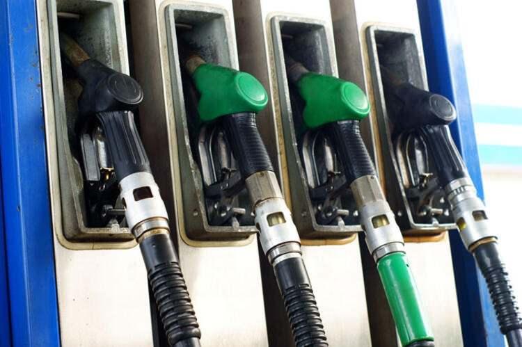 <p>26- Malezya </p>
<p>Petrol Üretimi: 647.900 bbl<br />
<br />
Yağ Tüketimi: 835.000 bbl<br />
<br />
Kanıtlanmış Petrol Rezervleri: 3.600.000.000 bbl</p>