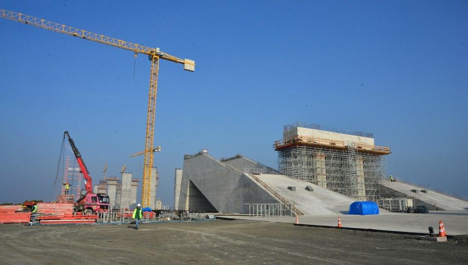 <p>Çalışma kapsamında bölgede 3,5 milyon metreküp kazı yapıldı. Dolgu yapılacak 26 milyon metreküplük alanda ise 7 milyon metreküp gerçekleşme sağlandı.</p>
<p> </p>