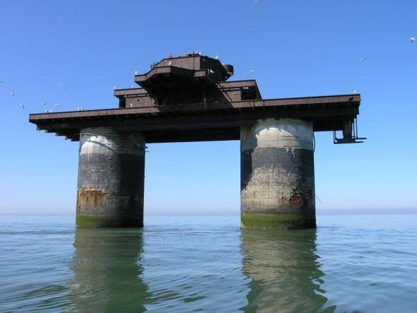 <p>Bayrak, milli marş ve Amerikan Doları ile eşdeğer bir para birimi olan Sealand Doları'nı kabul etti. Roy, nüfusu 4 kişiden oluşan ülkesini 2007 yılında 10 milyon sterlin karşılığında satılığa çıkardığını duyurdu, ancak sonuç alamadı.</p>