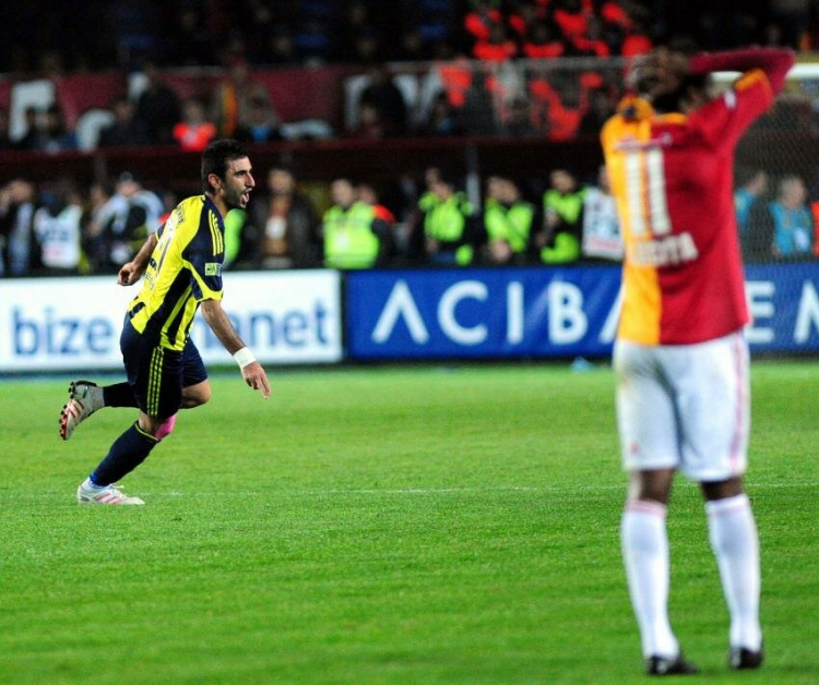 <p><span style="color:#FFD700"><strong>LEO FRANCO'YU GÖNDEREN MAÇ</strong></span></p>

<p>28.03.2010</p>

<p>Bursaspor'un şampiyonluğu ile tamamlanan sezonda Fenerbahçeli Selçuk Şahin'in golüyle Fenerbahçe, Ali Sami Yen Stadı'nda Galatasaray'ı 1-0 mağlup etmişti. Maçın ardından sarı kırmızılı takımın file bekçisi Leo Franco yediği gol nedeniyle eleştiri oklarının hedefi olmuş ve sezon sonunda da takımdan gönderilmişti. Ayrıca bu karşılaşma Ali Sami Yen Stadı'ndaki son derbiye de sahne olmuştu...</p>
