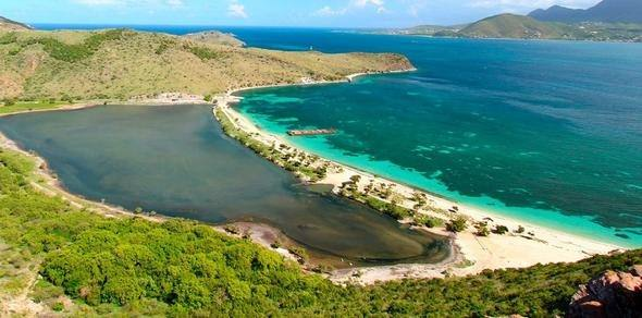 <p>Saint Kitts ve Nevis, Guadeloupe’den, Antigua ve Barbuda’dan kısa bir mesafede yer alıyor. Tam anlamıyla Karayipler’i yaşamak isteyen herkes için burası ideal yer.</p>