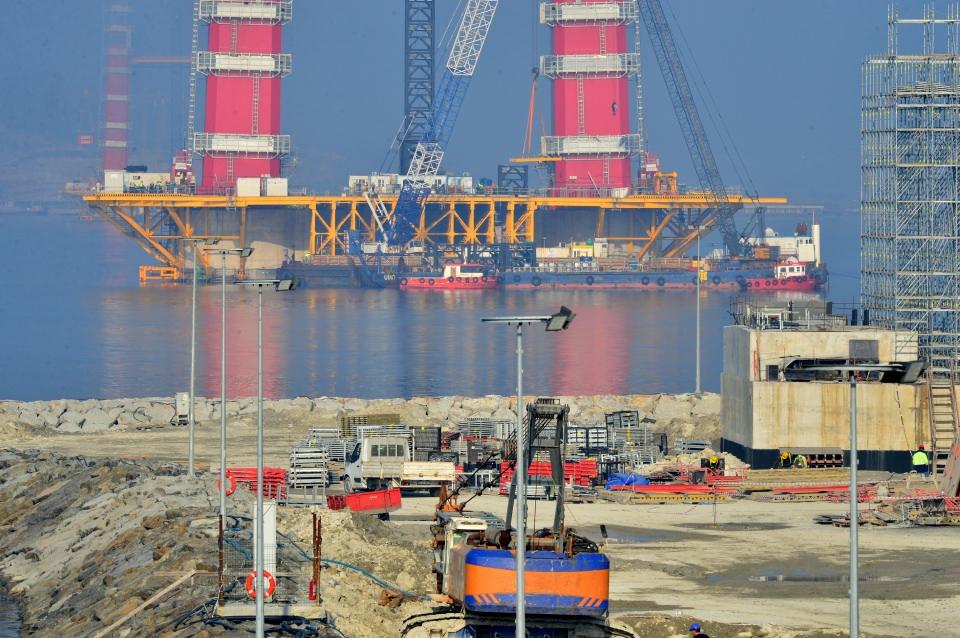 <p>Otoyol çalışmaları kapsamında proje başlangıcı olan Malkara kavşağı ile Umurbey beldesi arasındaki 83,4 kilometrelik kesimde toprak ve sanat yapıları işleri devam ederken, bugüne kadar 11 alt geçit ile 83 menfezin yapımı tamamlandı. 11 alt geçit, 17 üst geçit, 4 köprü, 31 kutu menfez, 4 kavşak, 3 otoyol hizmet tesisi ve otoyol bünyesinde yer alan 1 betonarme viyadüğün inşa çalışmaları ise sürüyor.</p>
<p> </p>