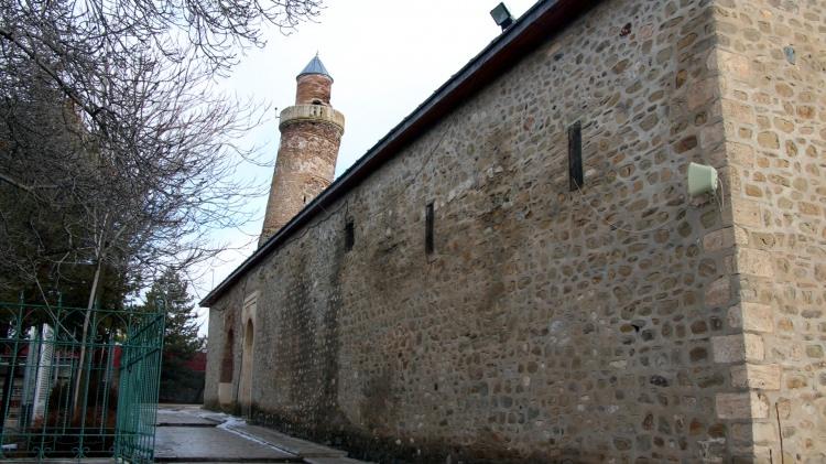 <p>Şehir merkezindeki tarihi yapıların ve tescilli eserlerin bir kısmında küçük çaplı hasarın olduğunu aktaran Demirdağ, bu yapıların da en kısa zamanda restorasyon projelerinin hazırlanacağı ve bir an önce onarılacağını belirtti.</p>