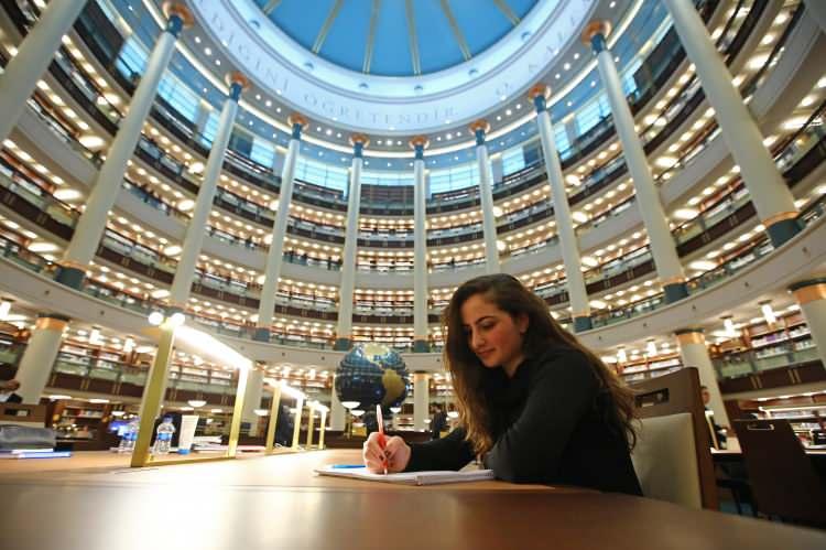 <p>Cumhurbaşkanlığı Külliyesi'nde kapılarını açan Millet Kütüphanesi, gece ve gündüz ziyaretçilerden büyük ilgi görüyor. Milyonlarca eserle kitapseverlere tarihte yolculuk imkanı sunan Türkiye'nin en büyük kütüphanesi, her yaştan kitapseveri ağırlıyor.  </p>

