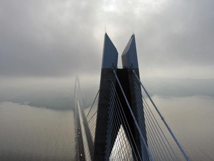 <p>Boğaz &ccedil;evresinde etkili olan sis, drone ile g&ouml;r&uuml;nt&uuml;lendi.</p>
