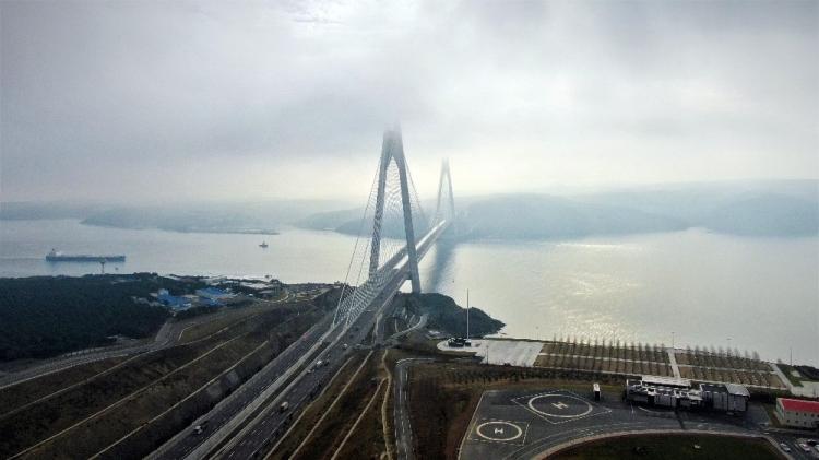 <p>Boğaz girişindeki Rumeli balık&ccedil;ı barınağından ise gemiler i&ccedil;in Sahil G&uuml;venlik Deniz Feneri&rsquo;nden yoğun sis nedeniyle uyarı ikaz sesi verildi.</p>
