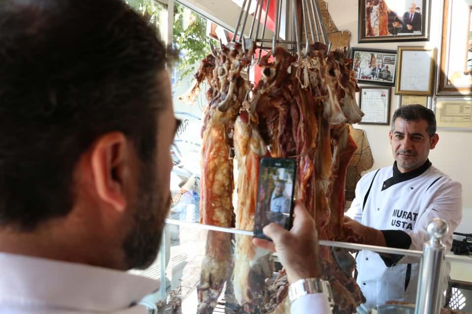 <p> Sonra da çengellere astığımız kemiksiz eti kazanla temas etmeyecek şekilde sarkıtıp köz ateşte 2 saat pişiriyoruz."</p>
