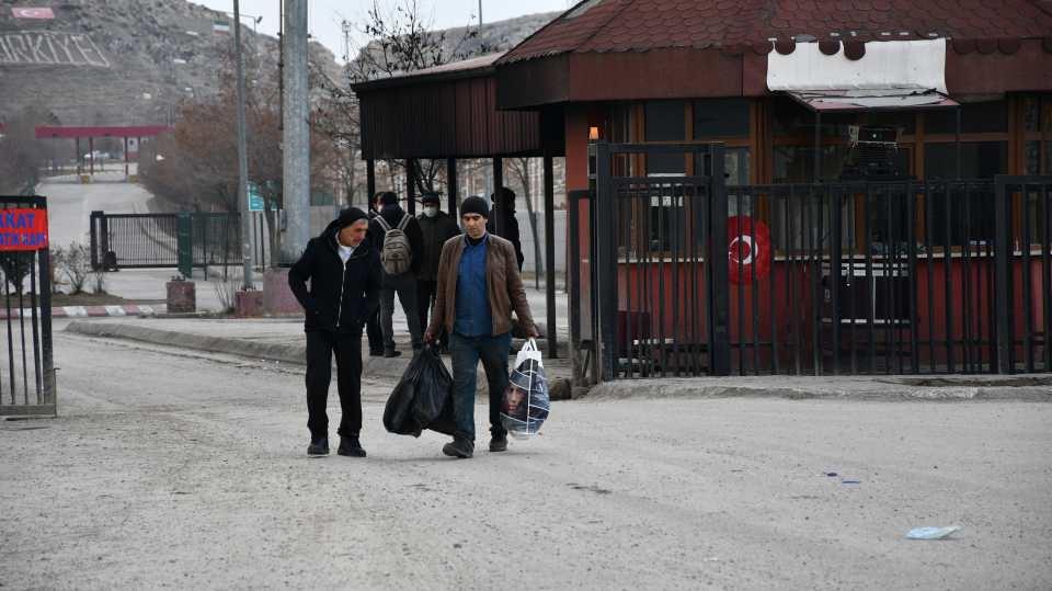 <p>Tedbirler doğrultusunda önceki gün saat 17.00 itibarıyla İranlıların ve diğer yabancıların söz konusu sınır kapısından yurda girişine izin verilmiyor, Türkiye'den İran'a geçişler ise kontrollü devam ediyor.</p>

<p> </p>
