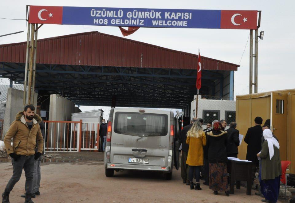 <p>Ayrıca kapıya, vücut ısısını ölçerek şüpheli vakaların daha kolay tespit edilmesi amacıyla termal kameralar kuruldu. Sınır kapısındaki şüphelilerin hastanedeki özel bölüme götürülmesi için de bir ambulans tahsis edildi. </p>

<p> </p>
