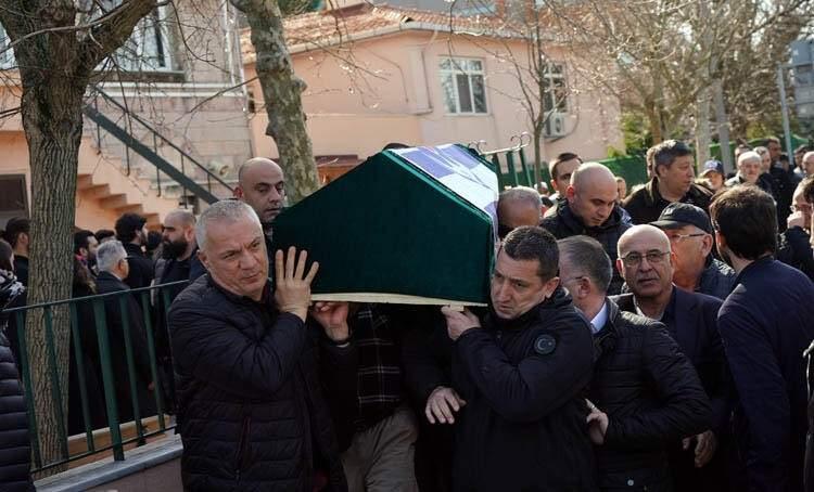 <p><strong>DUYGULARIM ÇOK FARKLI </strong></p>
<p>Herkesin üzüntüsünü hele hele onunla çalışanların üzüntülerinin çok derin olduğunu biliyorum. Ama benim hissettiklerim çok farklı. Tabii herkes kendi hislerini düşünebilir. Ama ben bunu kamuoyu ile paylaşmayı bir zorunluluk olarak hissettim ve bu satırları insanlarımızla paylaşmak istedim. Gerçek manada mekanı cennet olsun dediğimiz insanlar vardır. Nursal herhalde bunun en fazla hak eden insanlardan biriydi. Gerçekten mekanı cennet olsun. ben hayatım boyu, yaşadığım müddetçe onu hep böyle anacağım, hep böyle hatırlayacağım hep böyle anlatacağım. Onu tanımak onunla çalışmak benim için hakikaten, gerçek manada bir şanstı. Bunu paylaşmak istedim."</p>
<p> </p>
<p> </p>