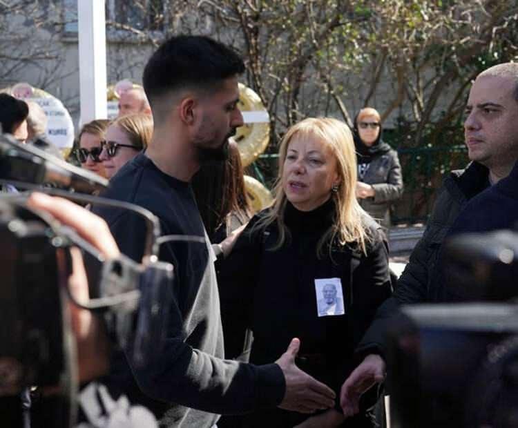 <p>Kara, Bilgin’in kalp krizi geçirdiği sırada yaşananları anlatarak, şu ifadelere yer verdi:</p>
<p>"Ambulans içeri girdiğinde kim olduğu gözükmüyordu. Ambulansın yanına gittiğimde Nursal abiyi gördüm. Saha içinde o anki durumu anlatamam. Maç bitince üzücü haberi aldığımızda takım arkadaşlarım ve ben hemen yanına koştuk. Bunlar Rabbimin hepimize yaşatacağı şeyler."</p>
<p> </p>
<p> </p>